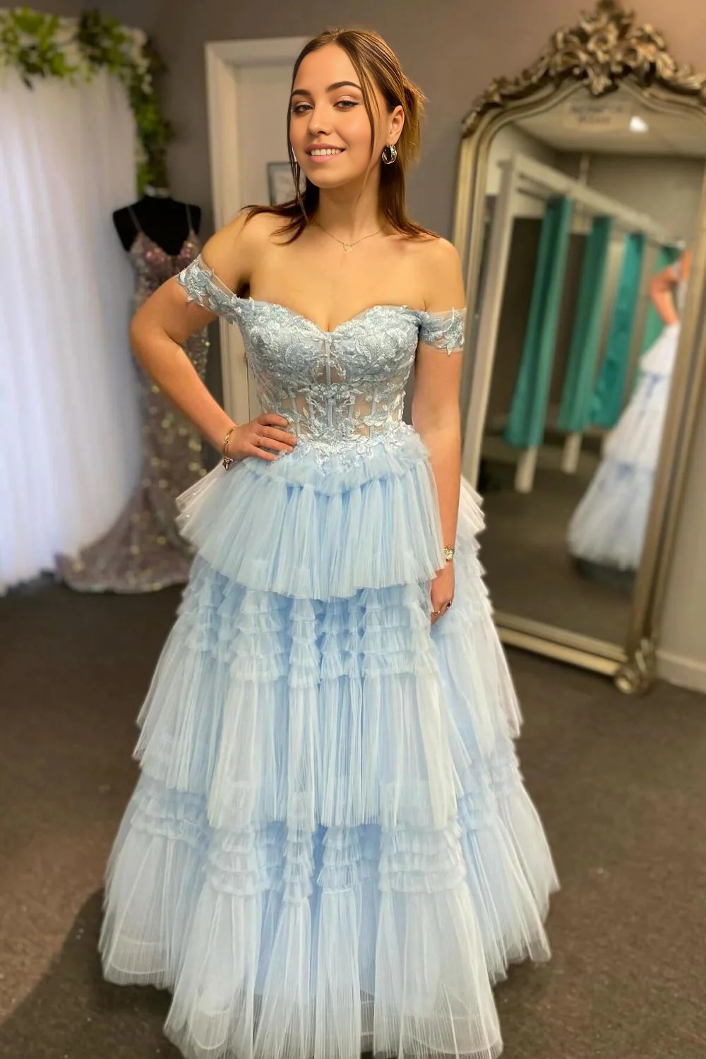 Impresionante vestido de fiesta azul claro con hombros descubiertos y corsé con apliques de volantes